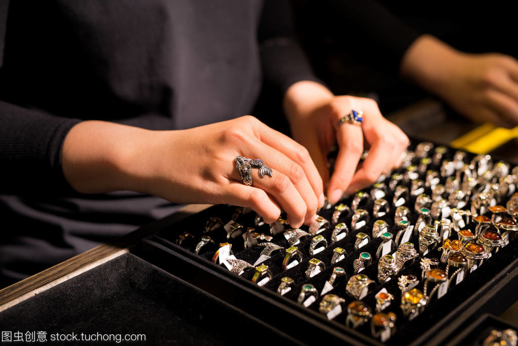 光影交織的藝術(shù) 帶環(huán)珠寶首飾店零售陳列柜的陳列美學(xué)